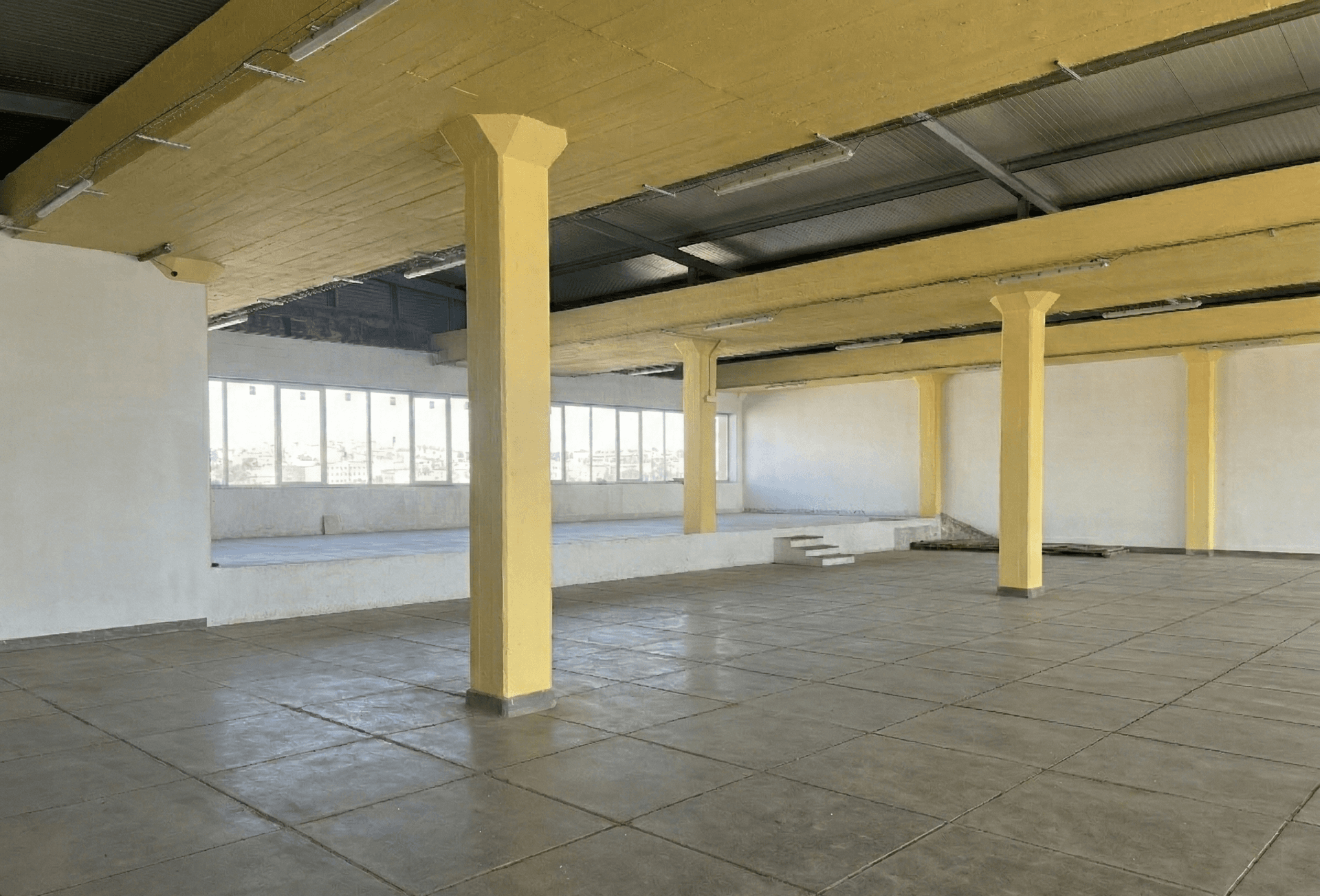 Armazém antes da instalação de escritórios