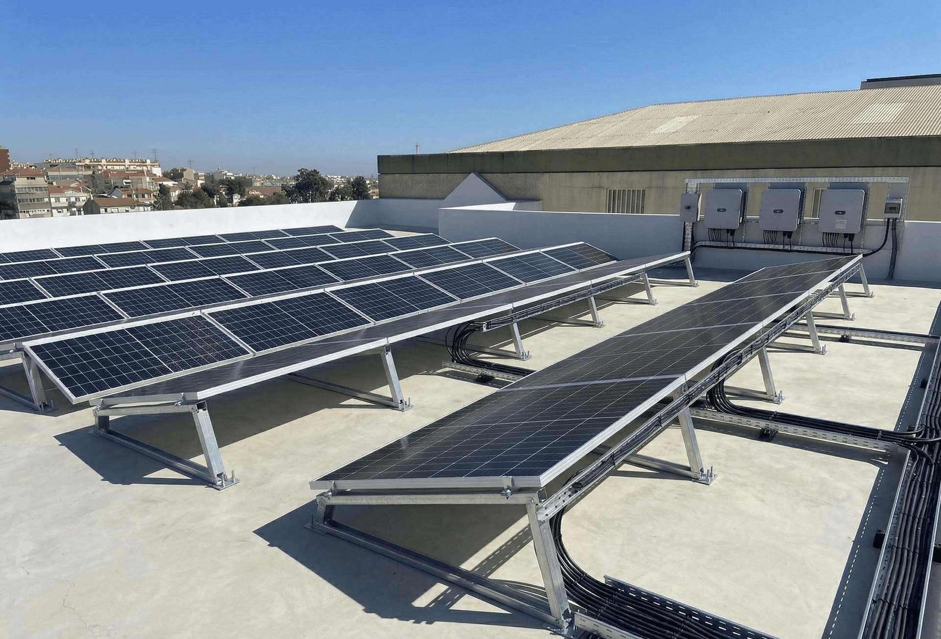 Painéis solares instalados no telhado de armazém