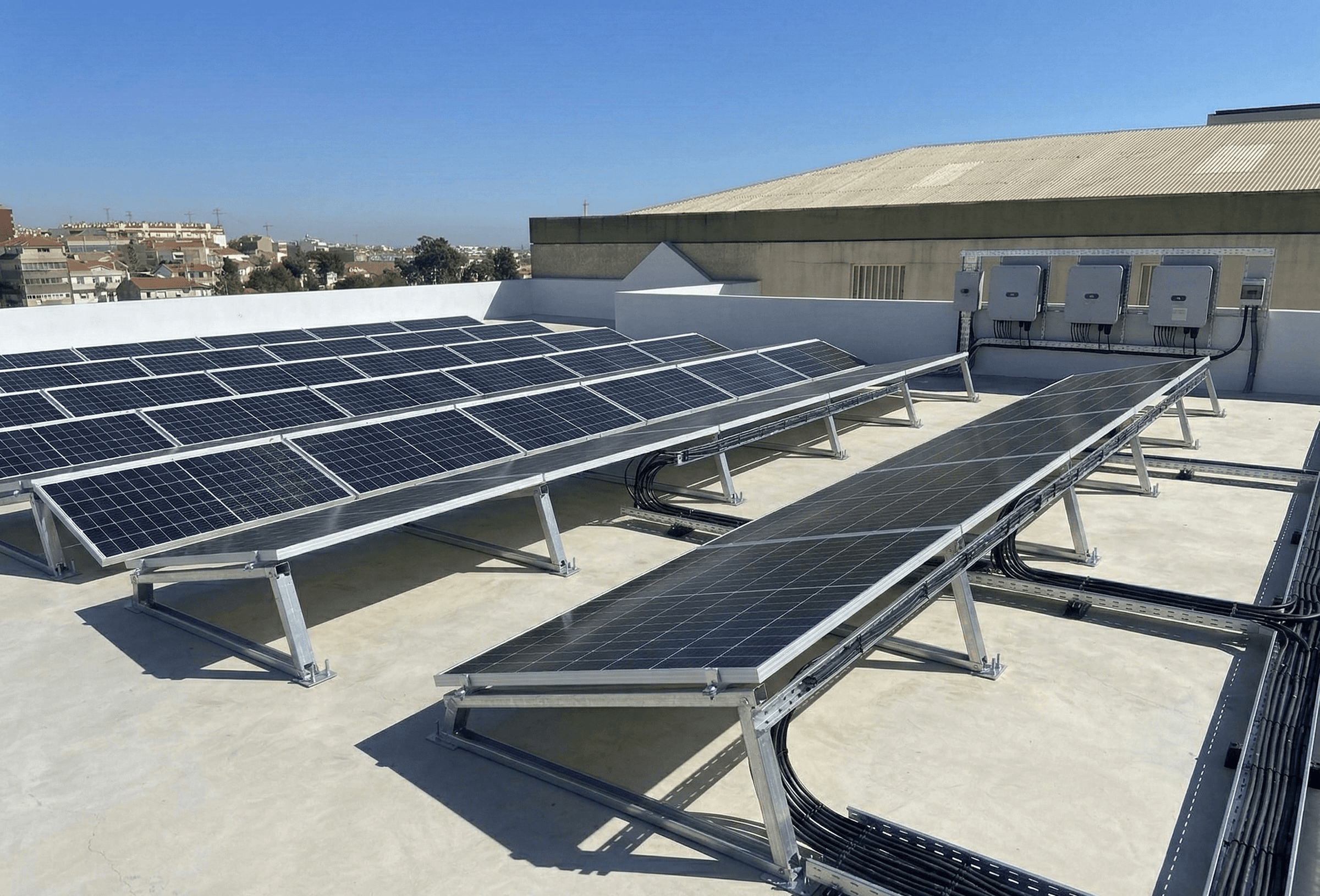 Painéis solares instalados no telhado de armazém